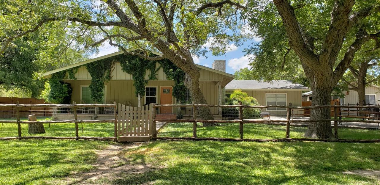 Seven Bluff Cabins Concan Exterior foto